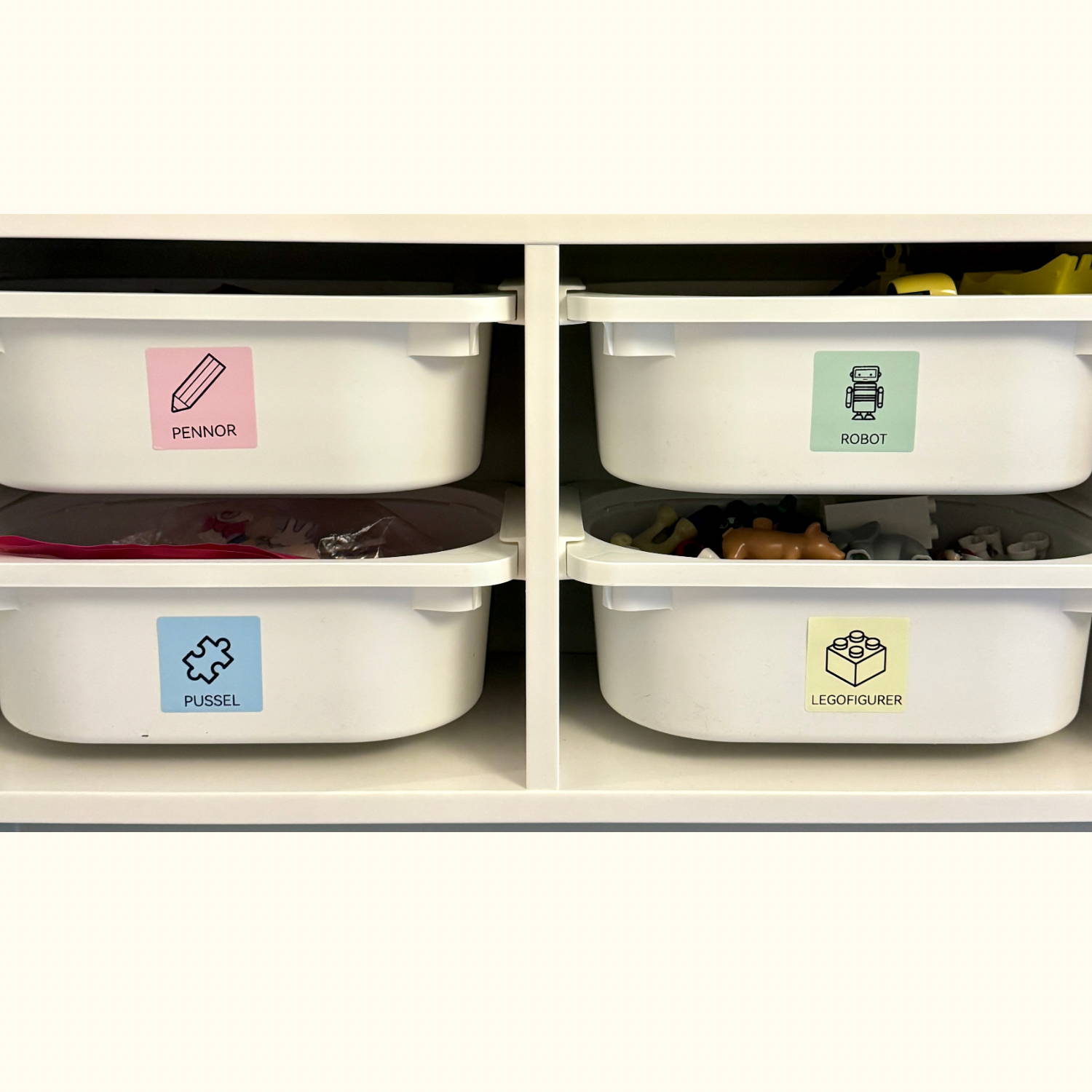Etiketter i flera färger på lådor i barnrum