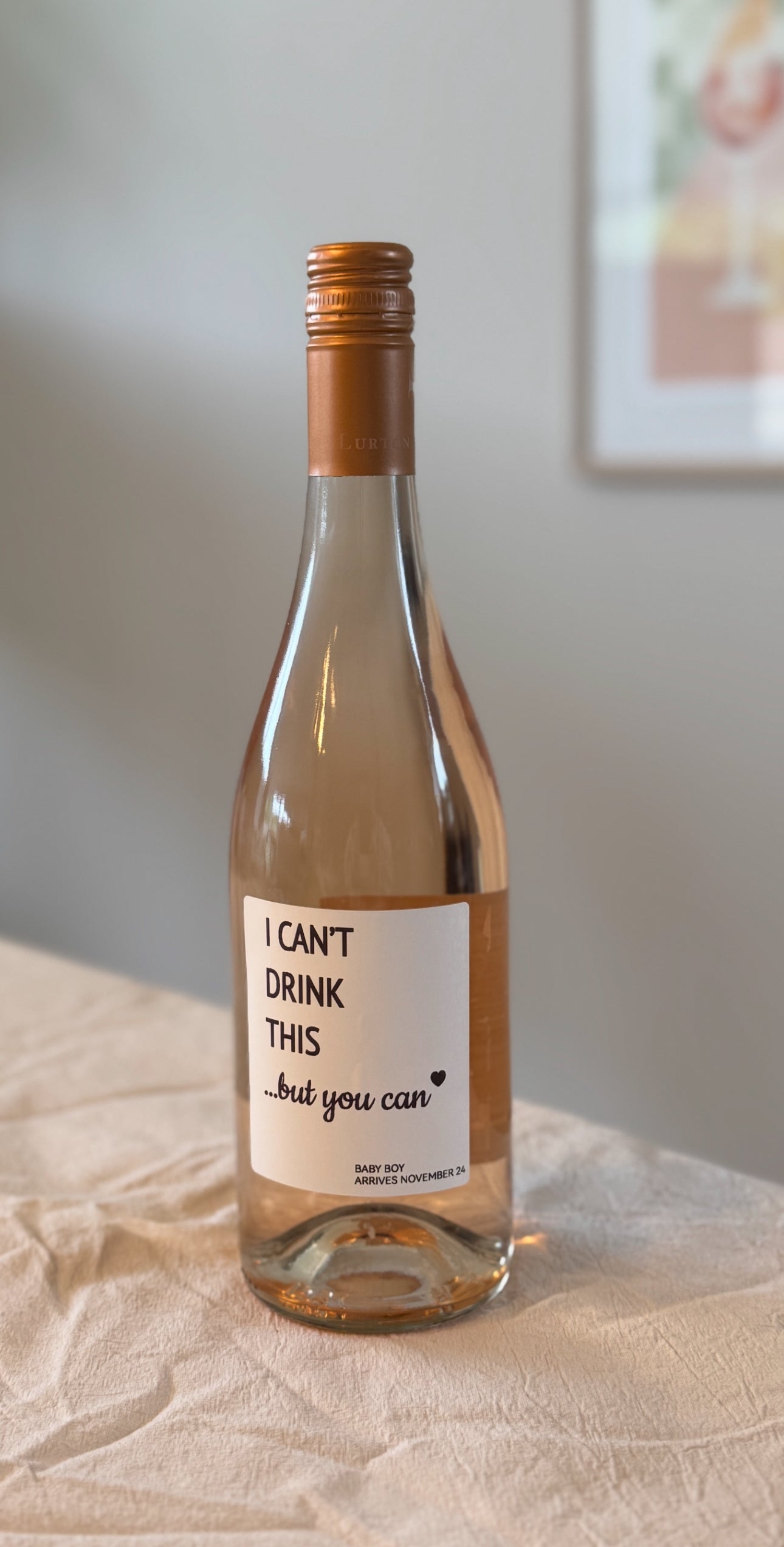 Flaska med egengjord etikett på