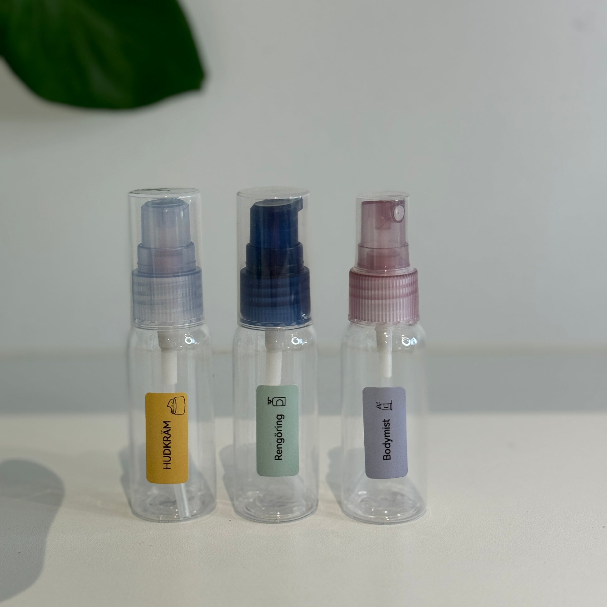 Etiketter i gul, grön och blå på reseförpackningar