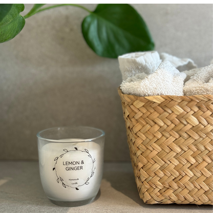 Runda transparenta etiketter på hemmagjort ljus